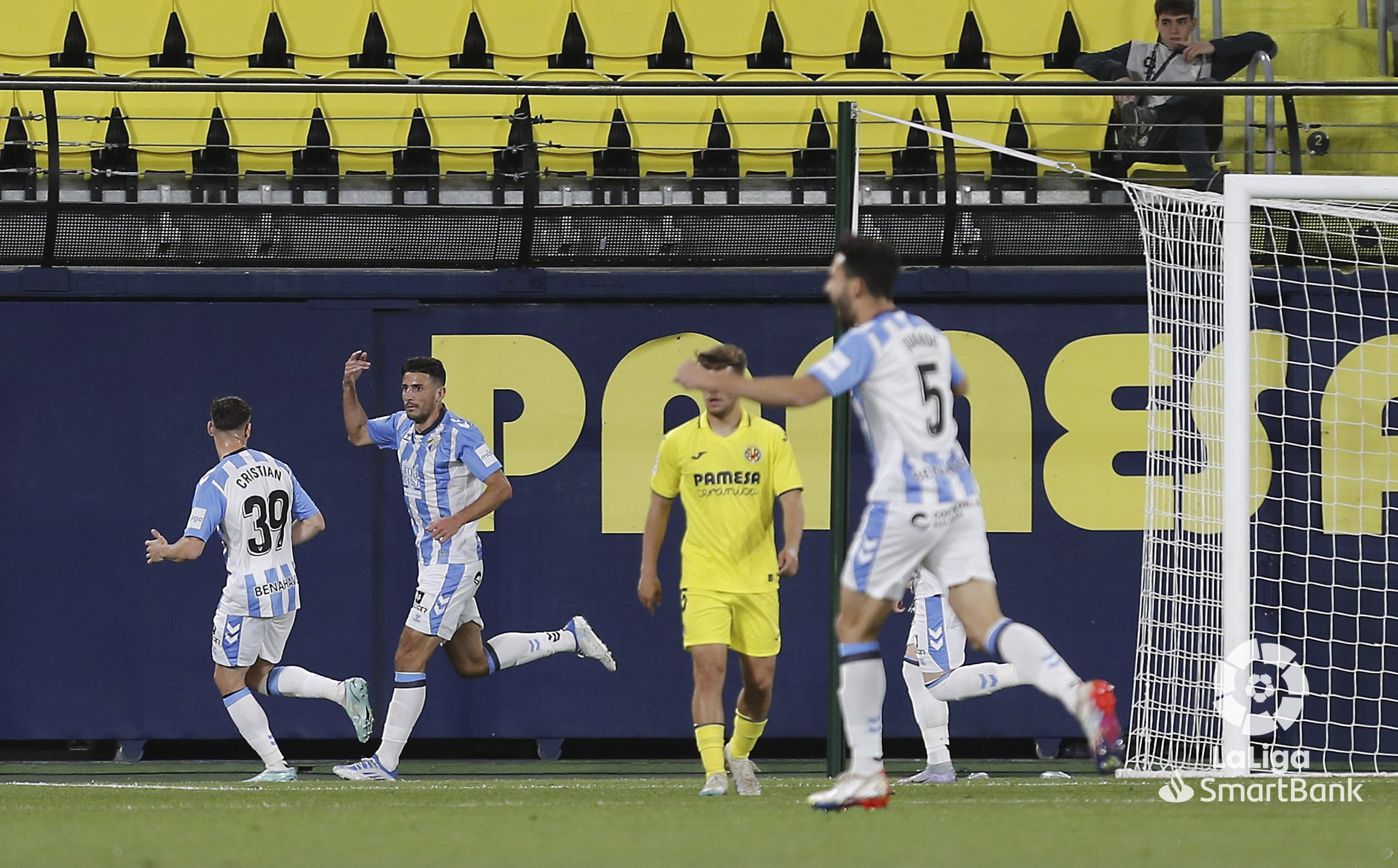 Chavarra celebra el primer gol del Mlaga en La Cermica