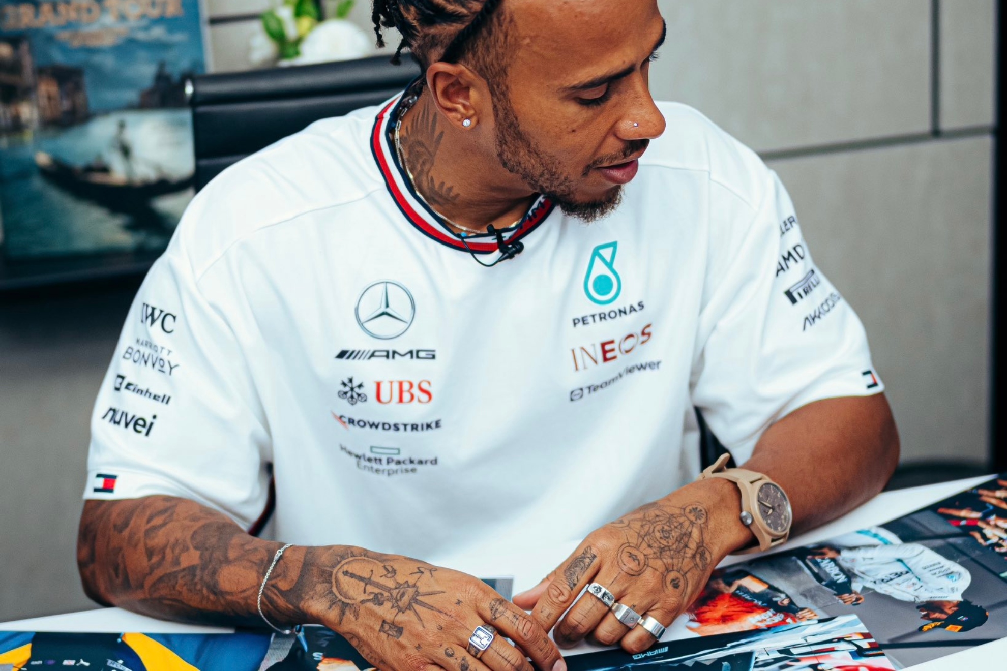 Lewis Hamilton, viendo fotos suyas con su equipo.