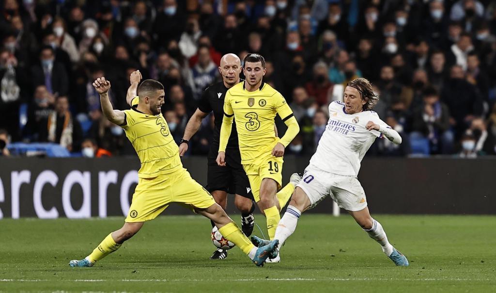 Kovacic and Modric fight for the ball