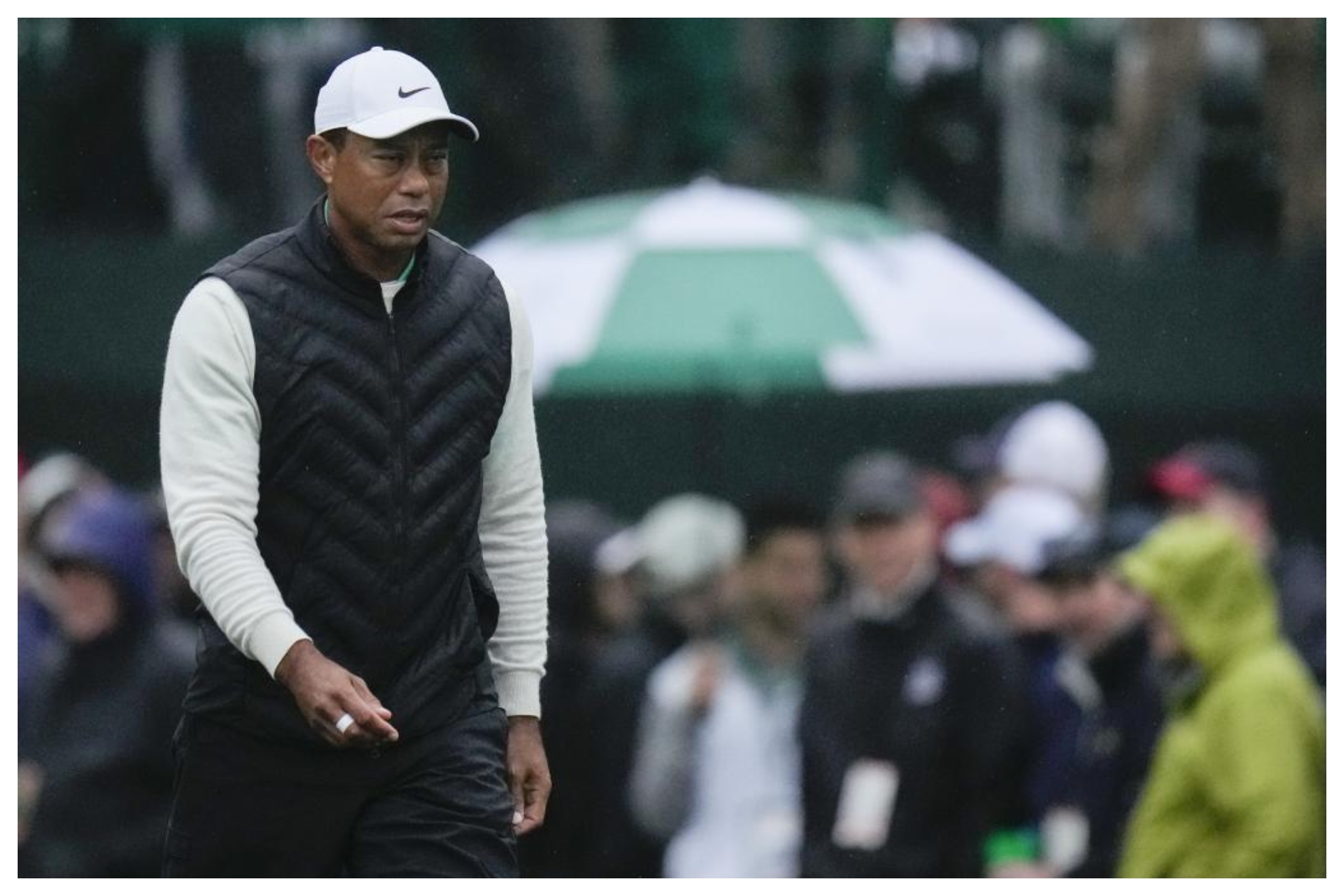 Tiger Woods avanza en la mañana del sábado en Augusta.