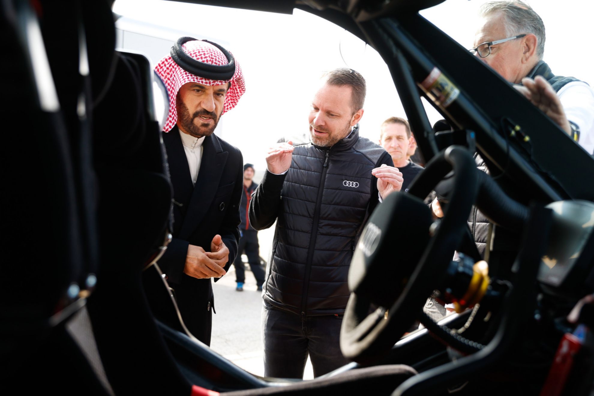 Rolf Michl, maximo responsable de Audi Sport, junto a Ben Sulayem, presidente de la FIA