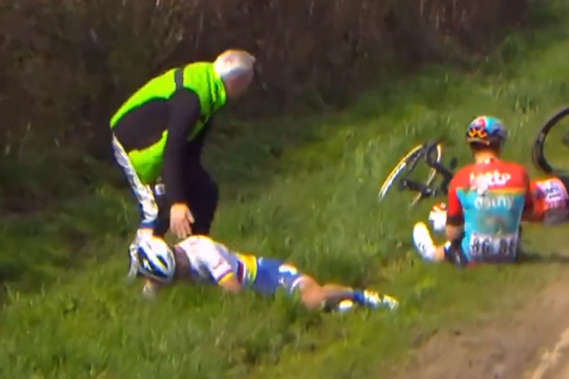 La mala suerte de Sagan el da que se despeda de Roubaix: para casa por una cada!