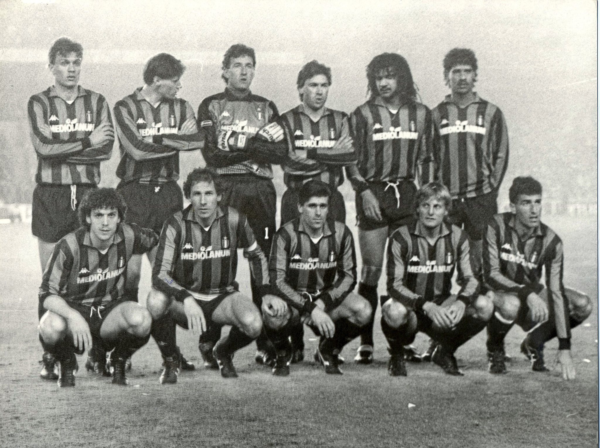 Paolo Maldini (primero por arriba desde la izquierda) y Ancelotti  (cuarto por arriba desde la izquierda) comparten vestuario en el Milan.