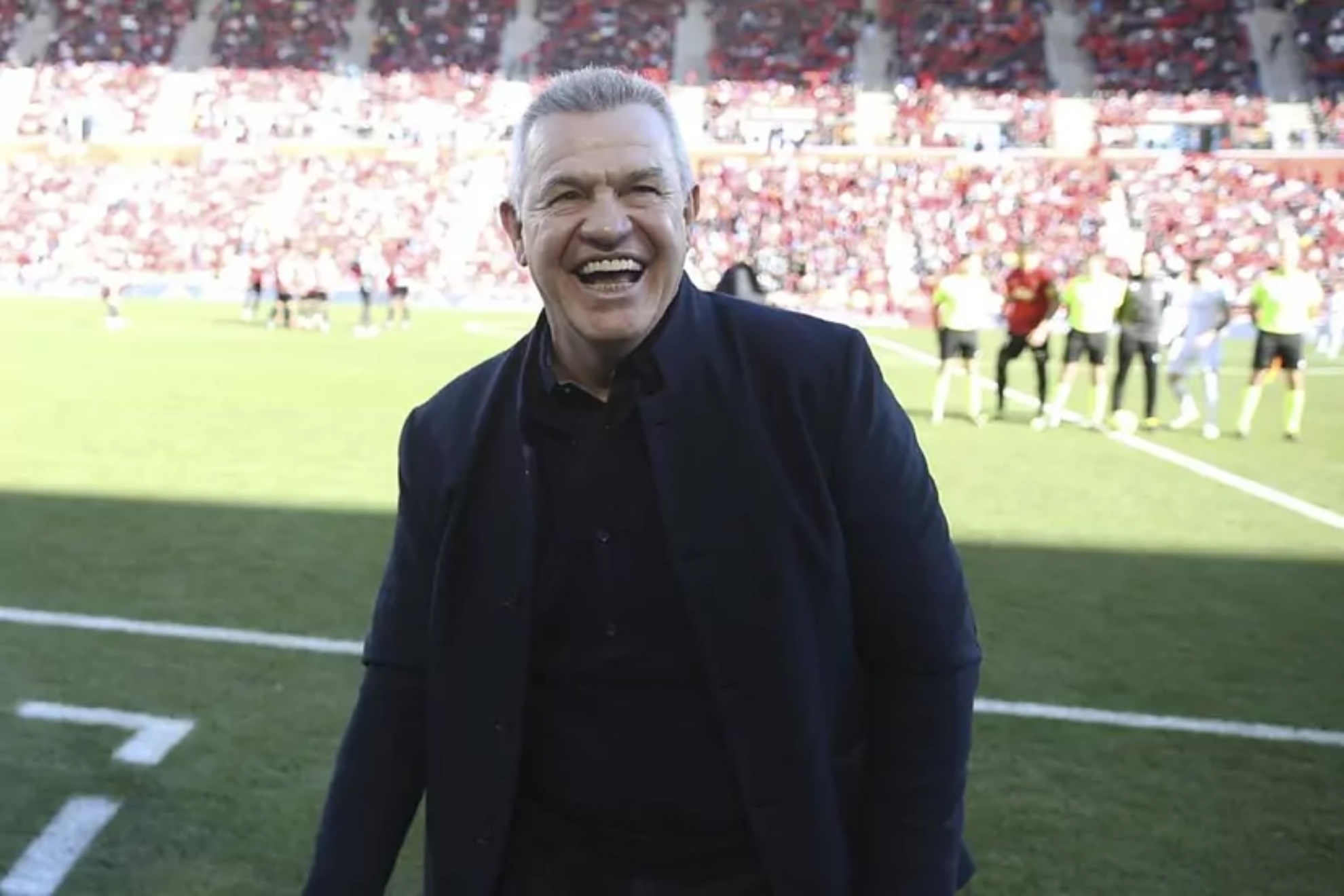 El 'Vasco' Aguirre sonríe durante un partido del Mallorca.