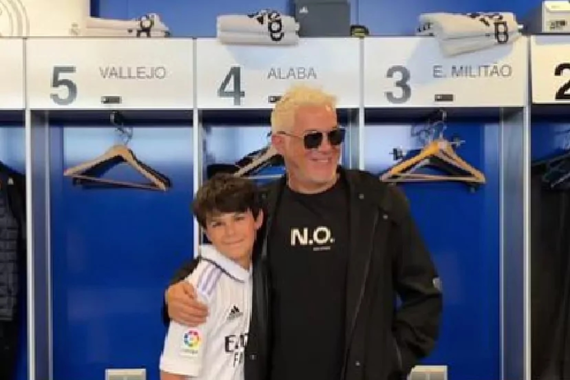 El cantante español posó junto a su hijo en el vestidor del Real Madrid.