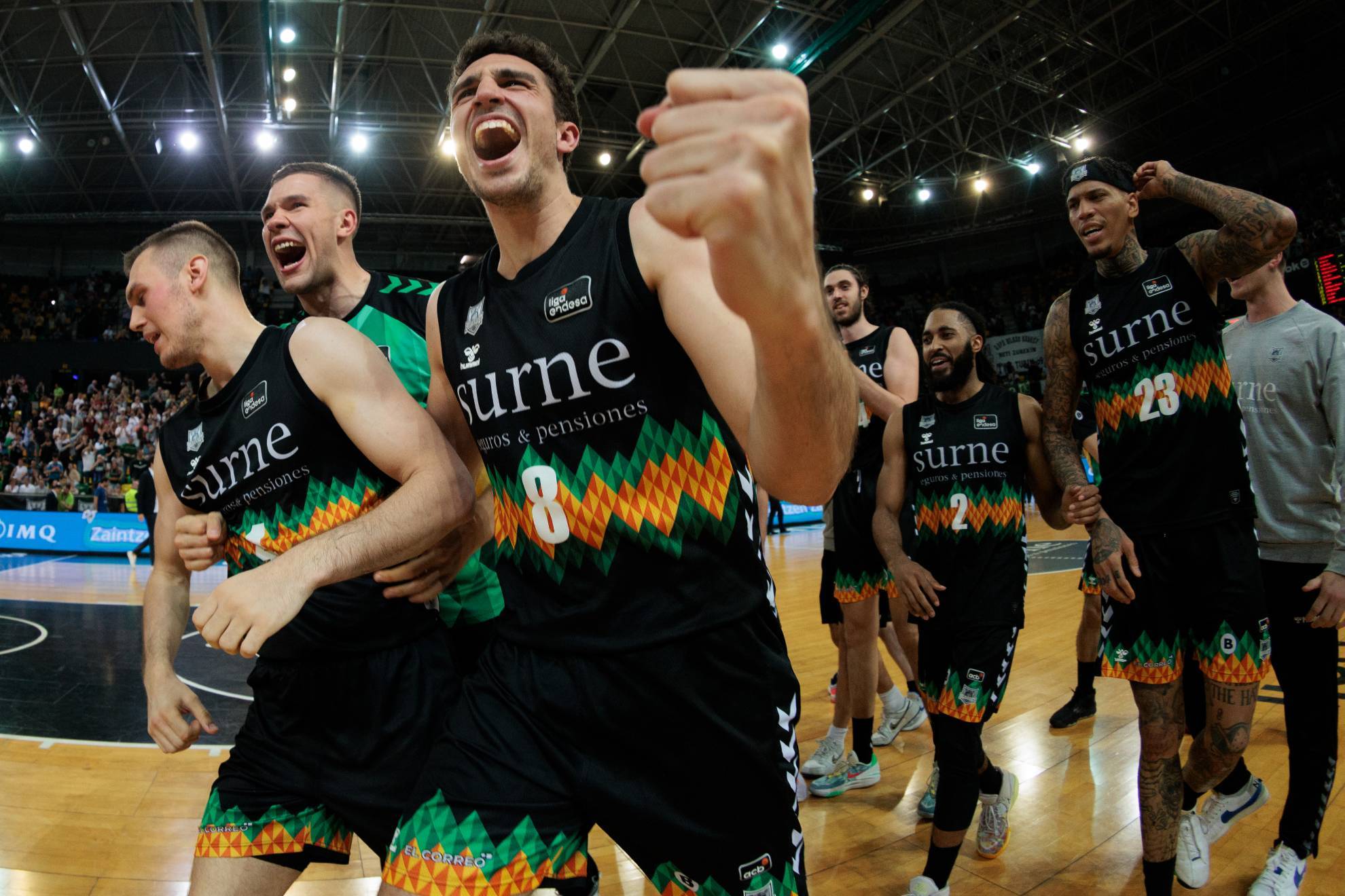 Los jugadores del Surne Bilbao Basket celebran la victoria ante el Barcelona.