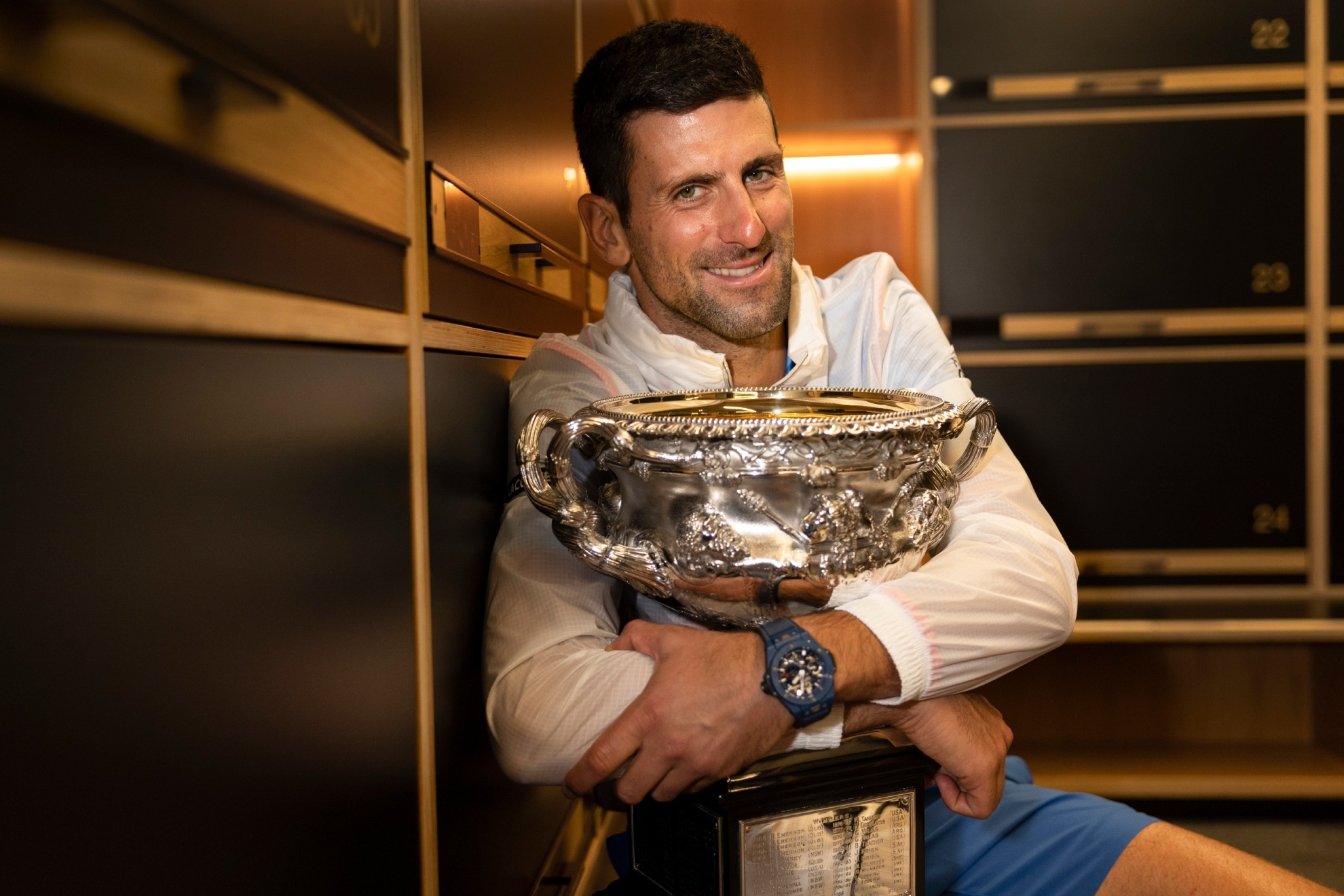 Djokovic, con el trofeo de campeón del Open de Australia