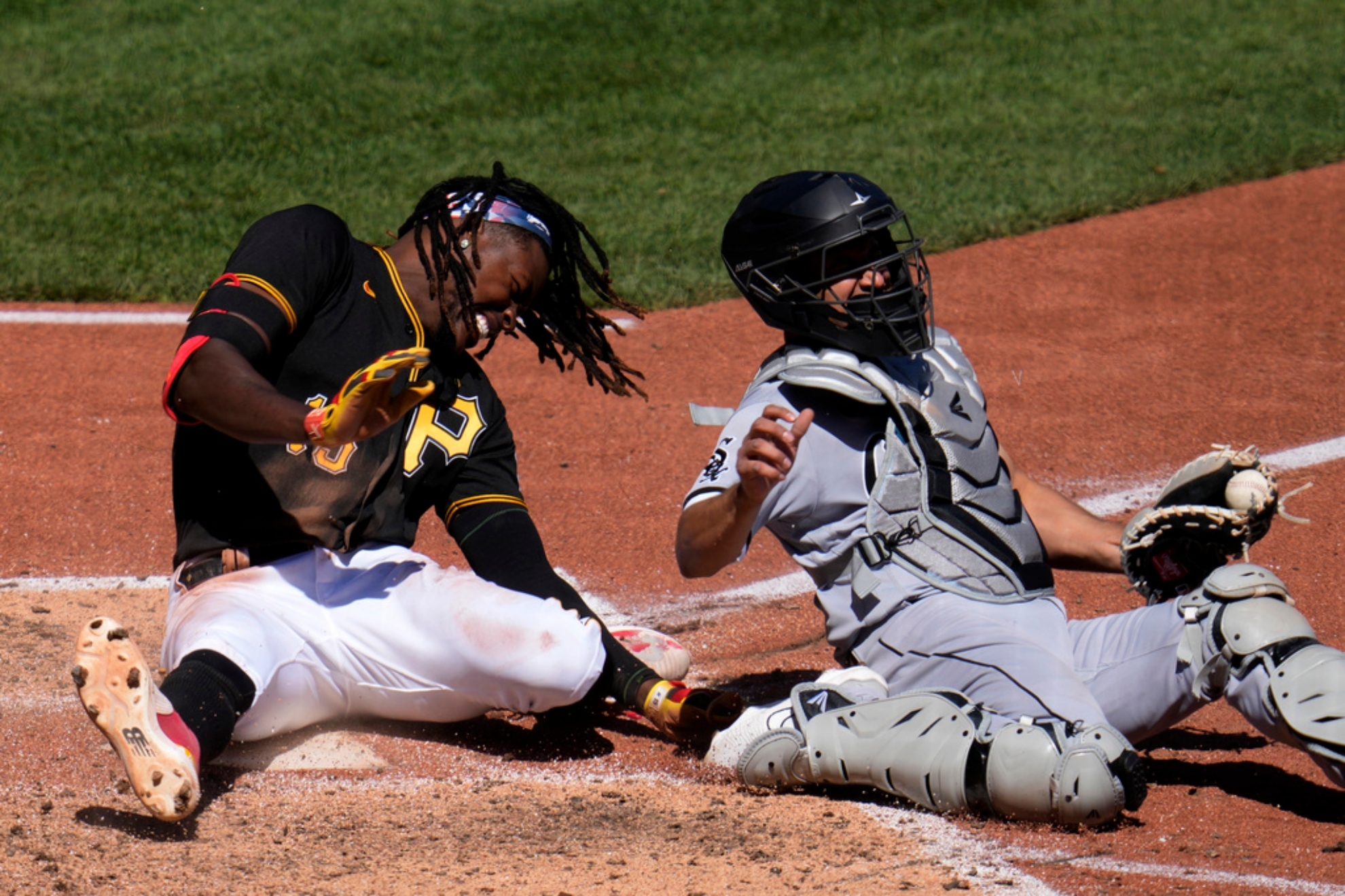 Pirates' Oneil Cruz suffers excruciating fracture clearing the benches at Pittsburgh