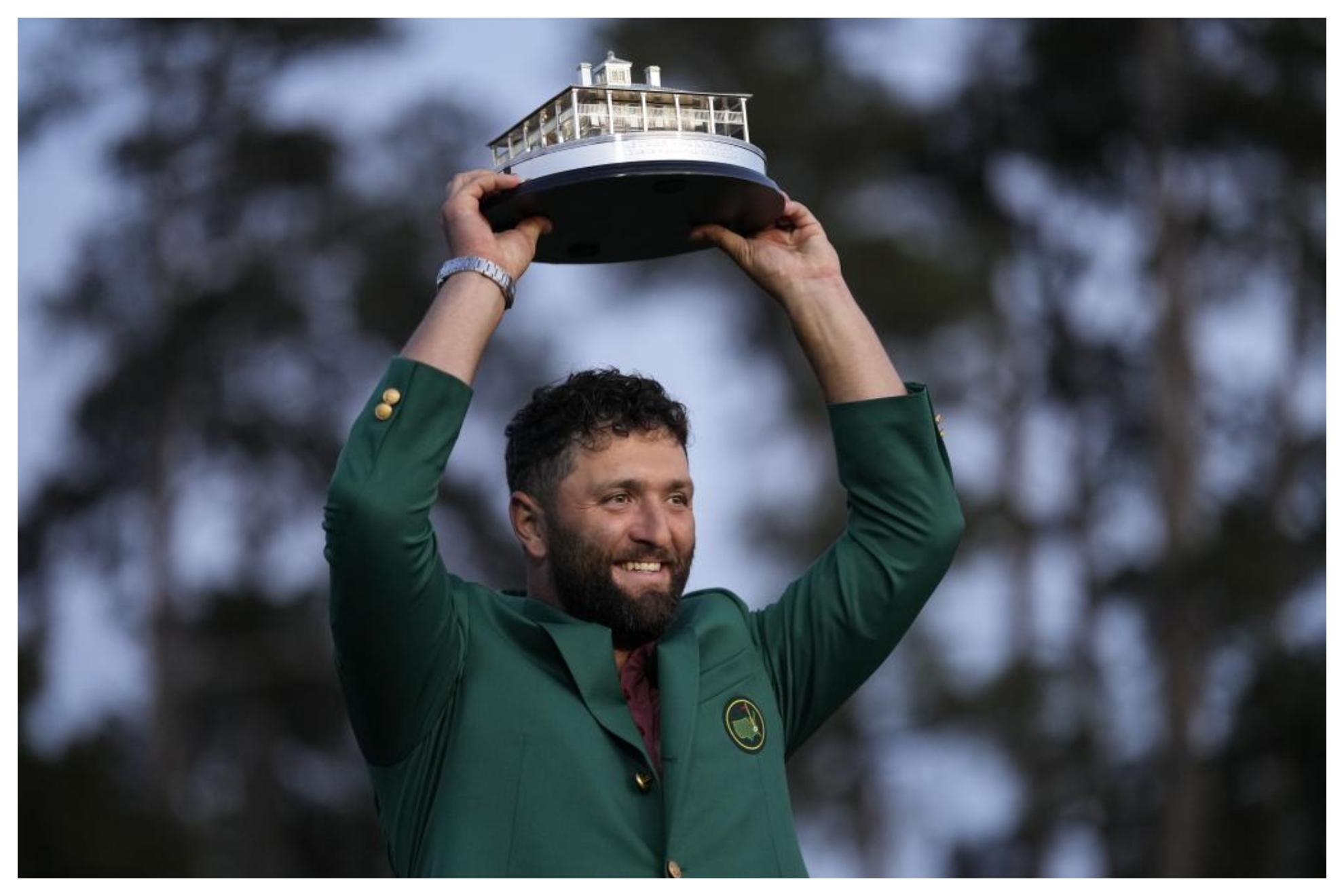 Jon Rahm eleva el trofeo del Masters ataviado con la chaqueta verde