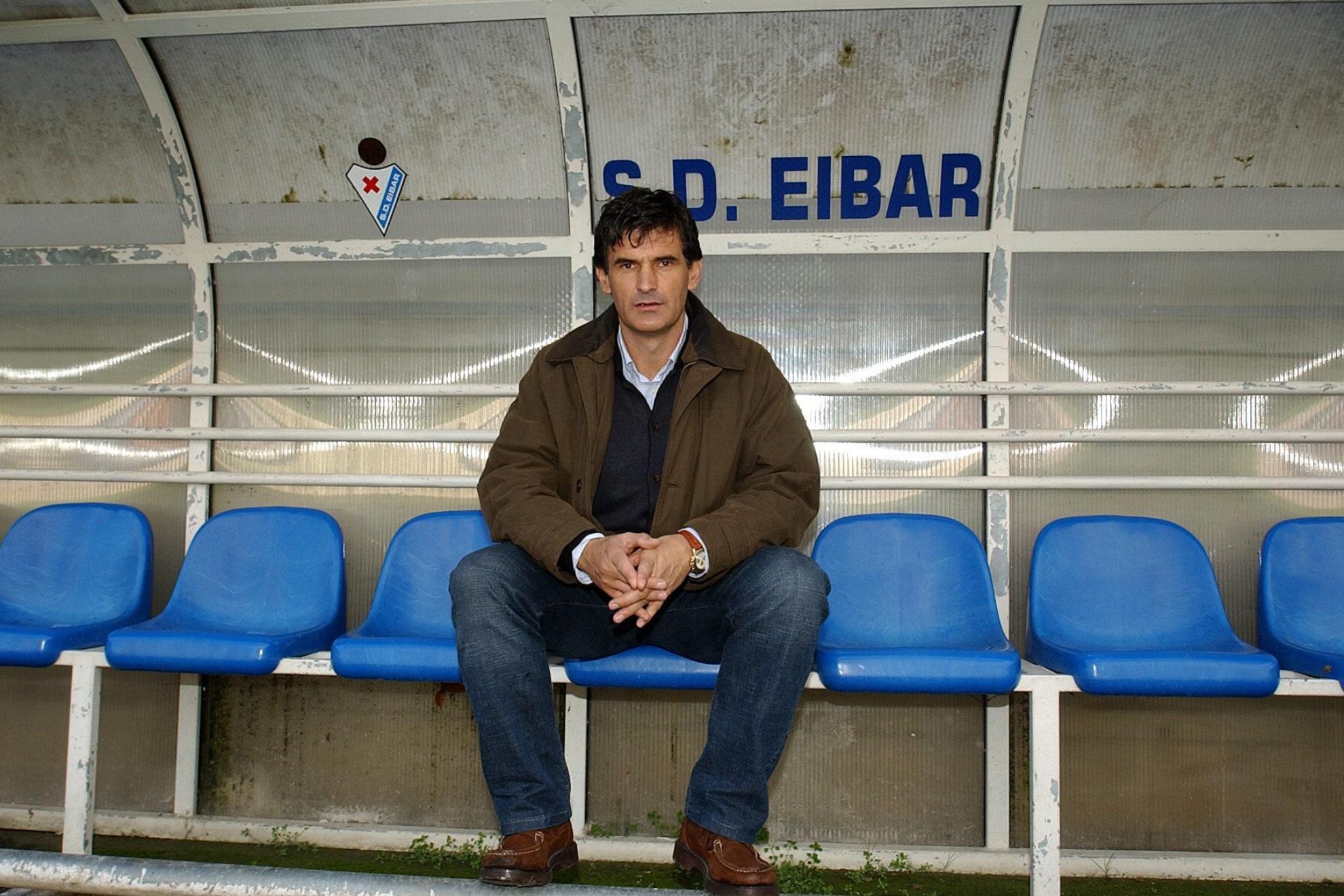 Jos Luis Mendilibar posa para Marca en Eibar, en 2005.