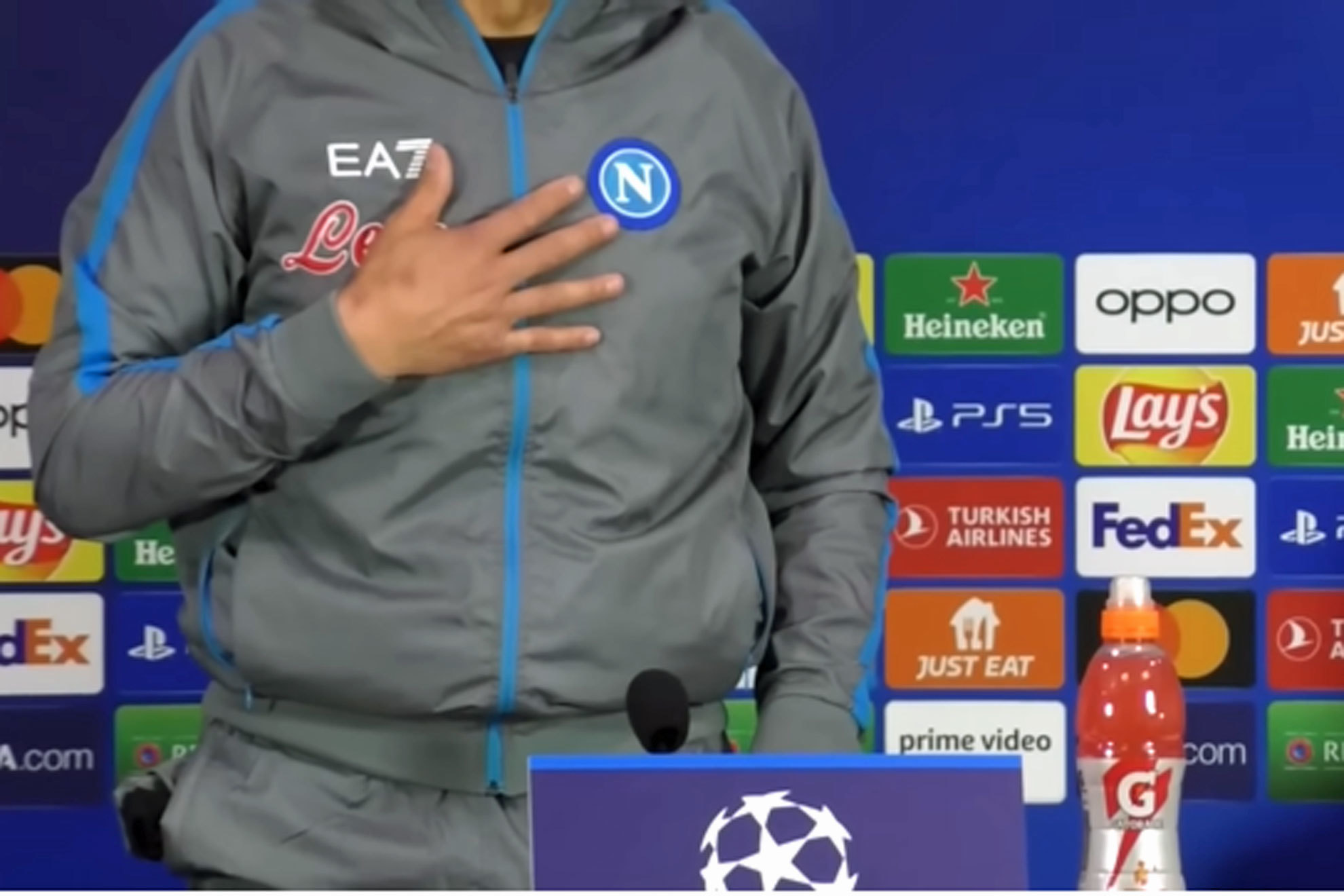 Increble: Spalletti se pone en pie cuando responde una pregunta sobre Guardiola
