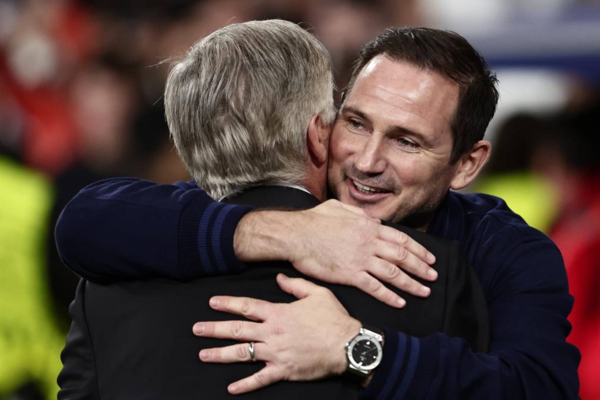Lampard saluda a Ancelotti, que fue su entrenador en el Chelsea, antes del partido.