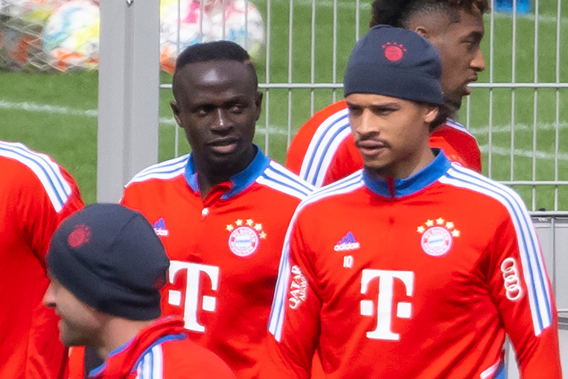 Sadio Mané mira a Leroy Sané durante el entrenamiento del Bayern este jueves.