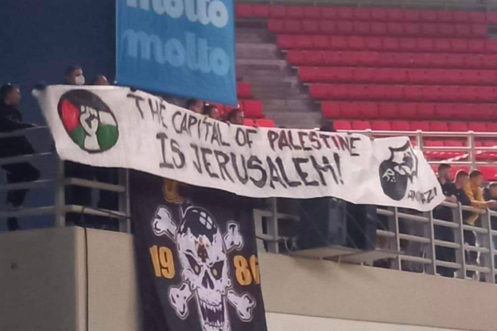 Aficionados del AEK muestran una pancarta en la que se lee "La capital de Palestina es Jersusalén".