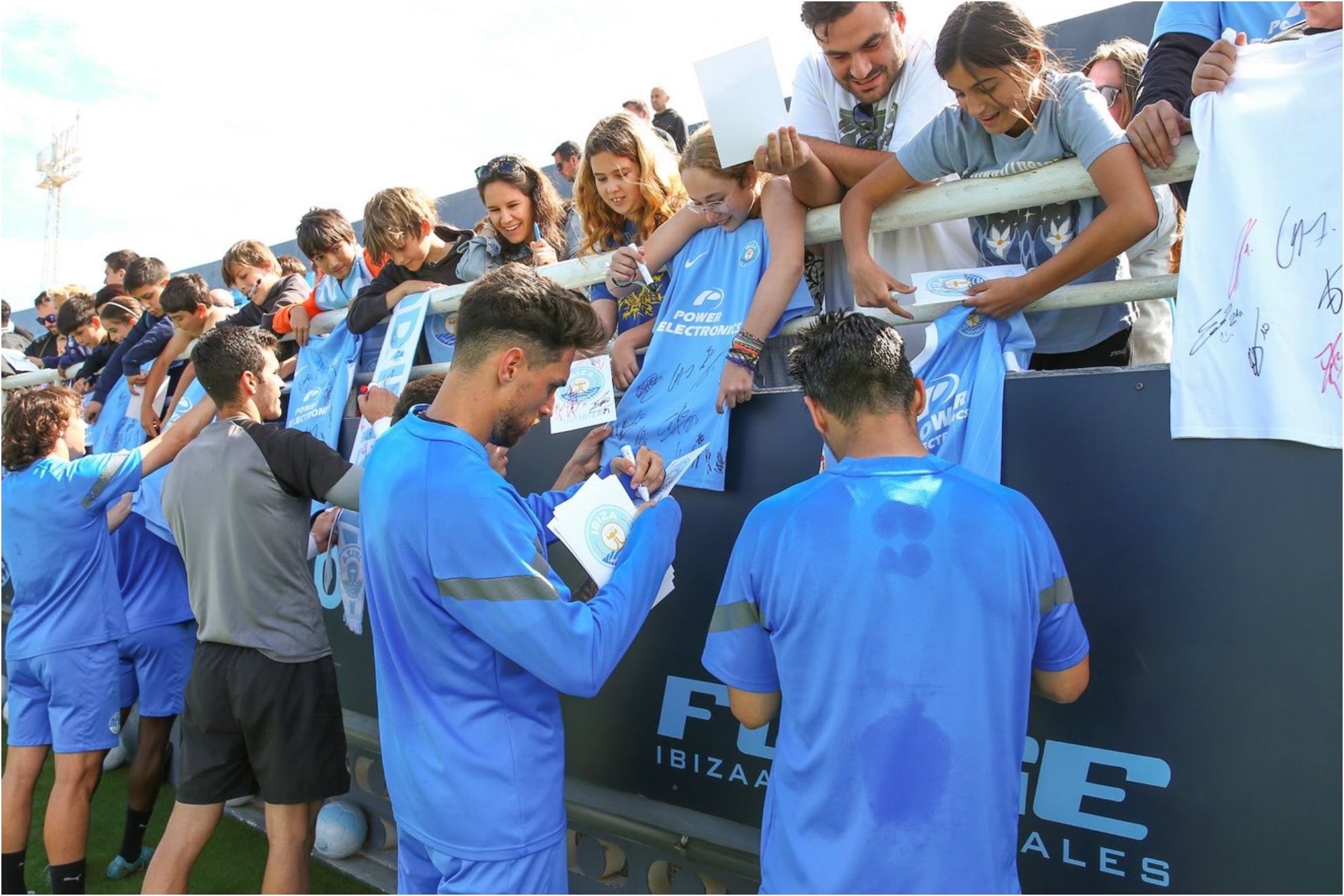 los jugadores de la UD Ibiza firman camisetas a los aficionados.