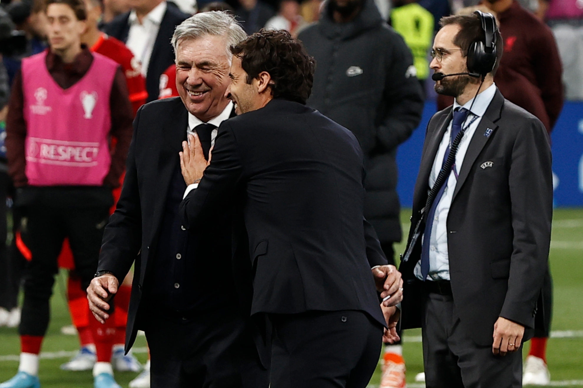 Ral felicita a Ancelotti tras la conquista de la ltima Champions del Real Madrid en Pars.