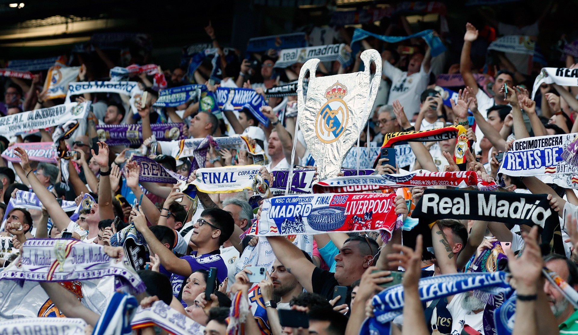 Los aficionados llegan una de las gradas del Santiago Bernabéu el día de la final de París ante el Liverpool.