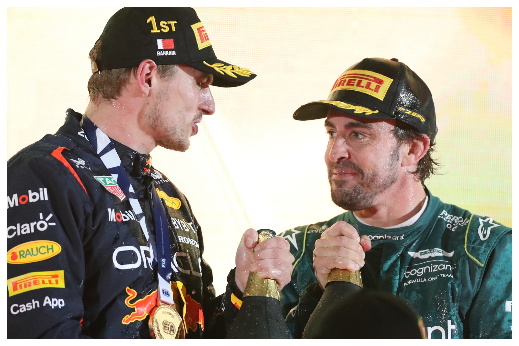 Verstappen conversa con Alonso en el podio de Bahrin.