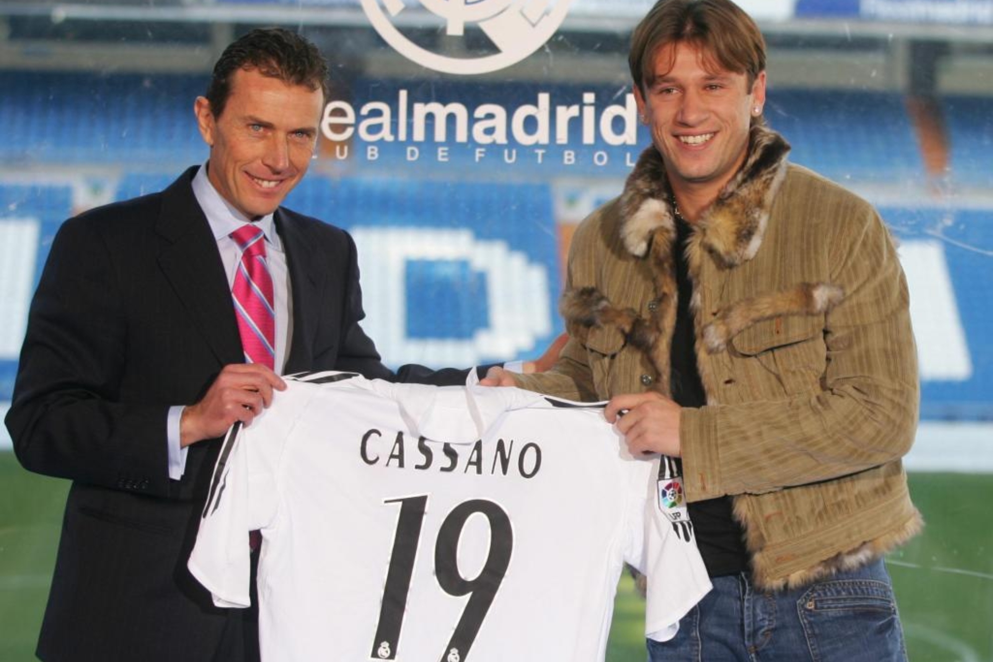 Cassano posa junto a Butragueo el da de su presentacin como jugador del Real Madrid.