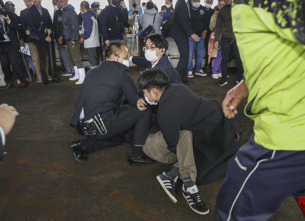 La polica arresta al sospechoso de atentar contra el primer ministro japons.
