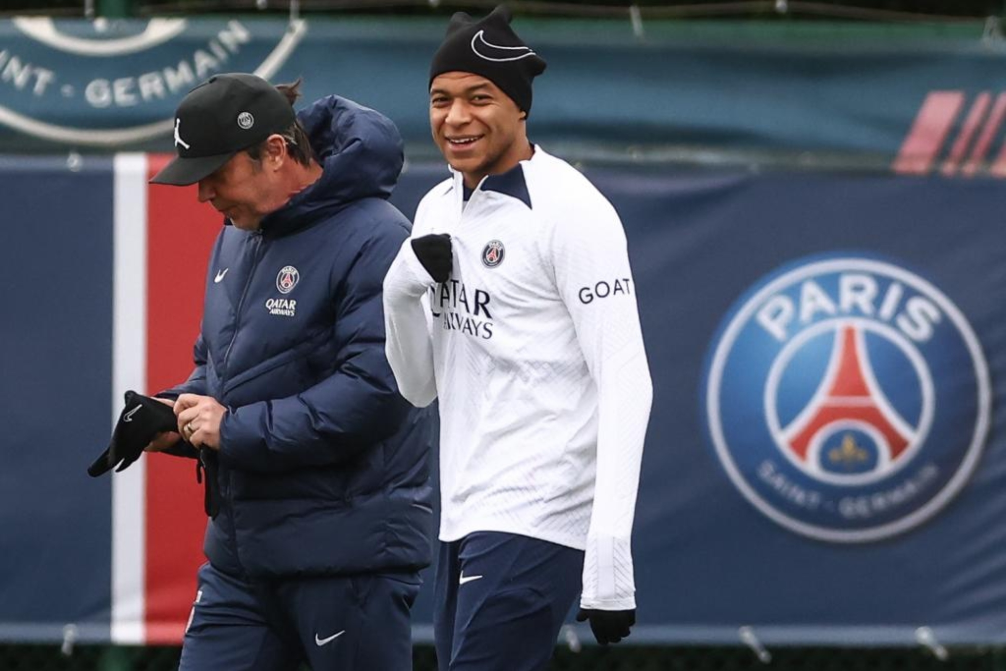 Mbappé sonríe en un entrenamiento con el PSG.