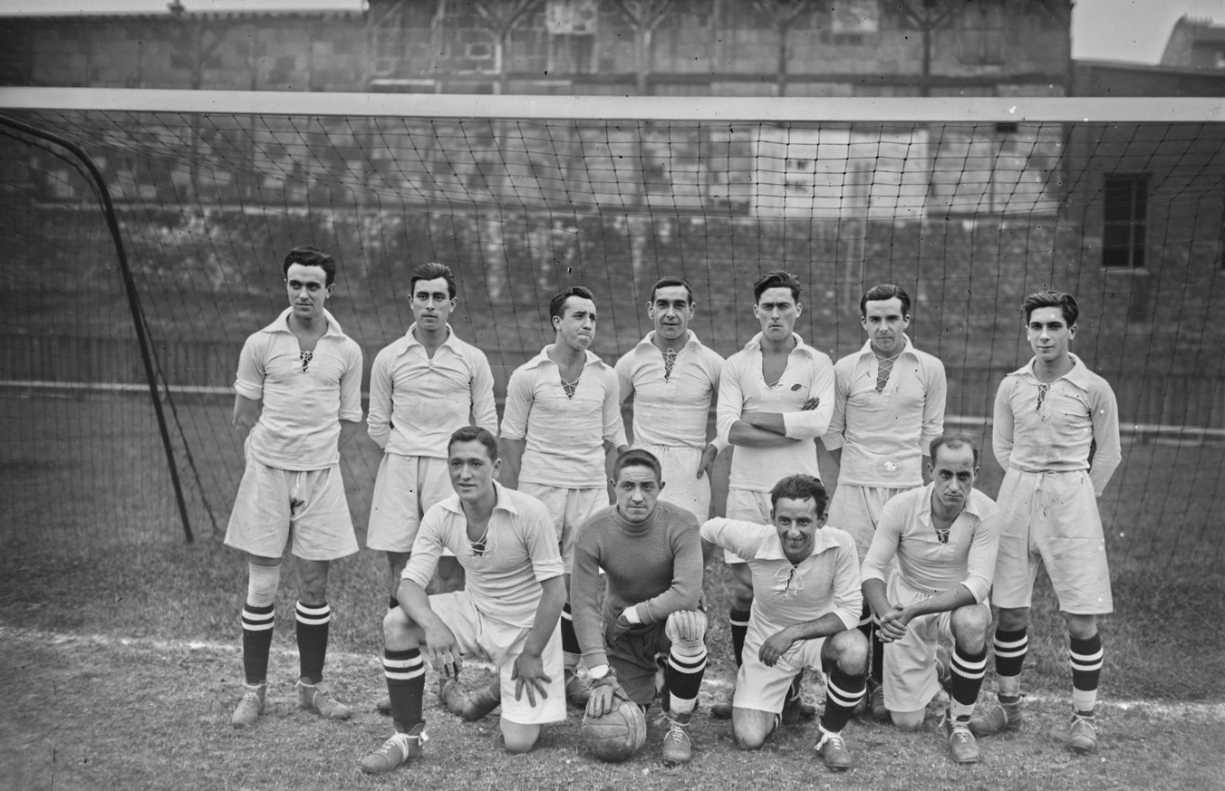 El plantel del Real Madrid que se midió en un amistoso al Red Star de París en su gira europea de 1925, el partido que la cerró.
