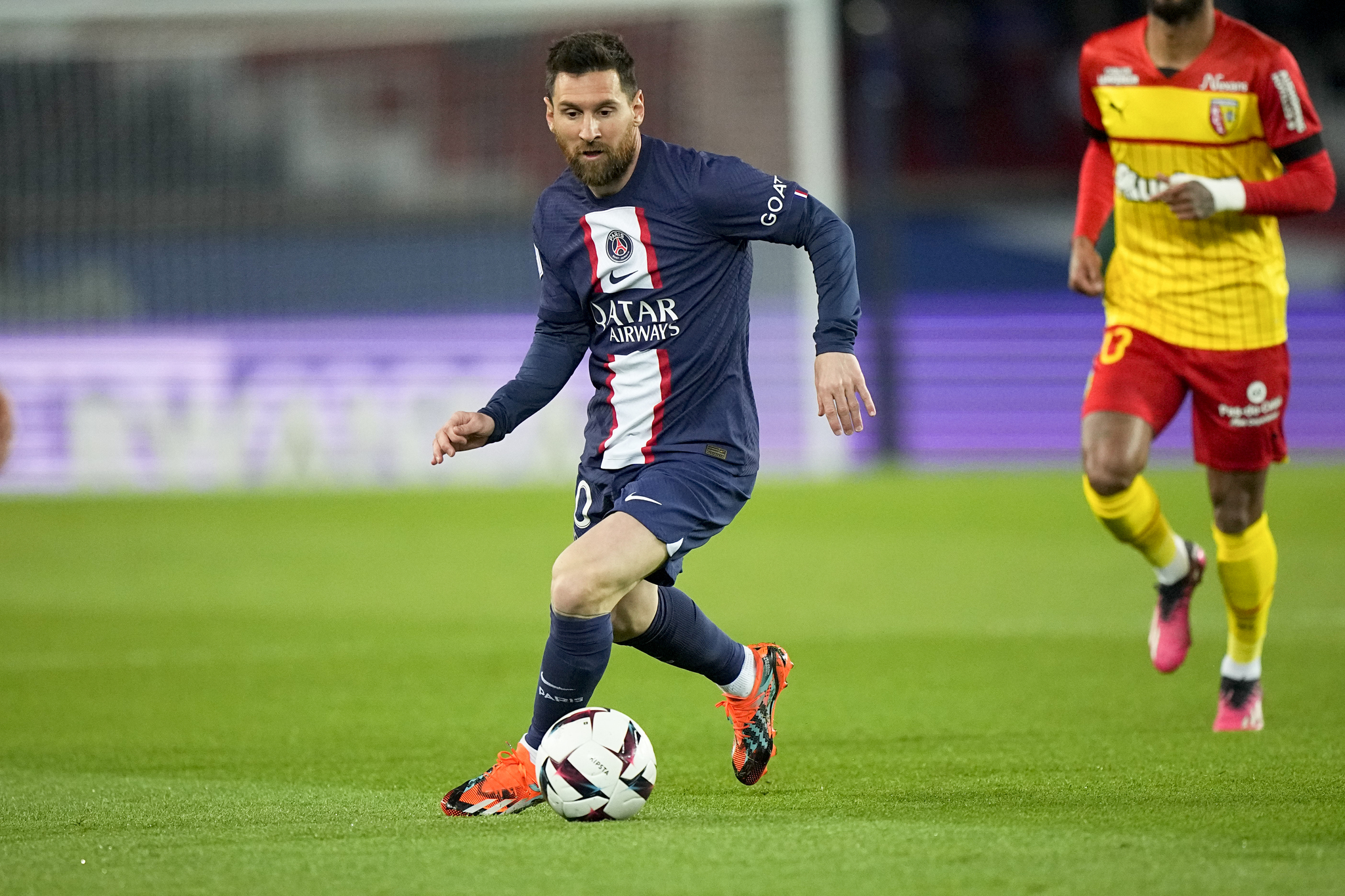 Messi conduce el balón frente al Lens.