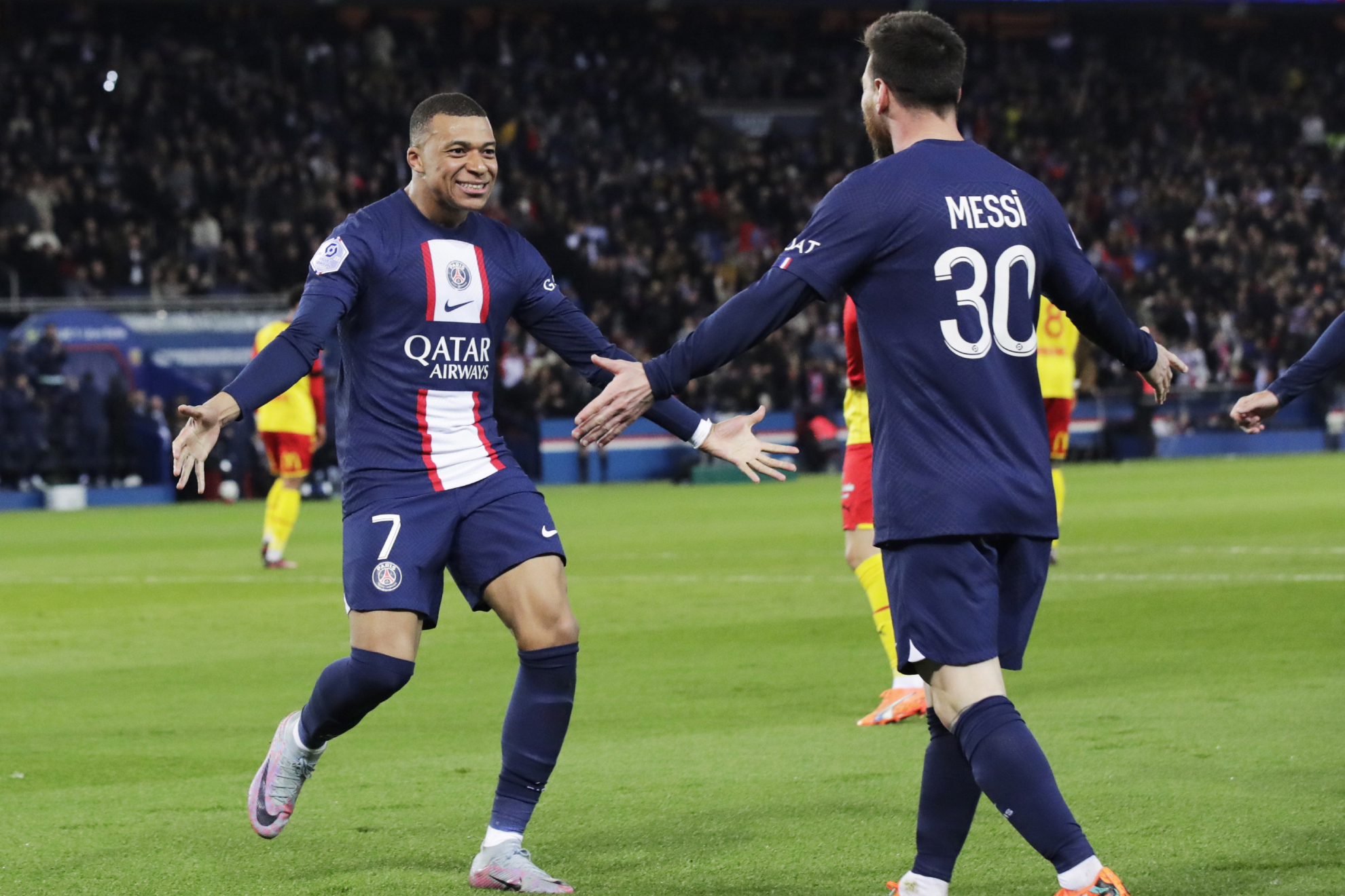 Mbapp y Messi celebran el 3-0 ante el Lens.