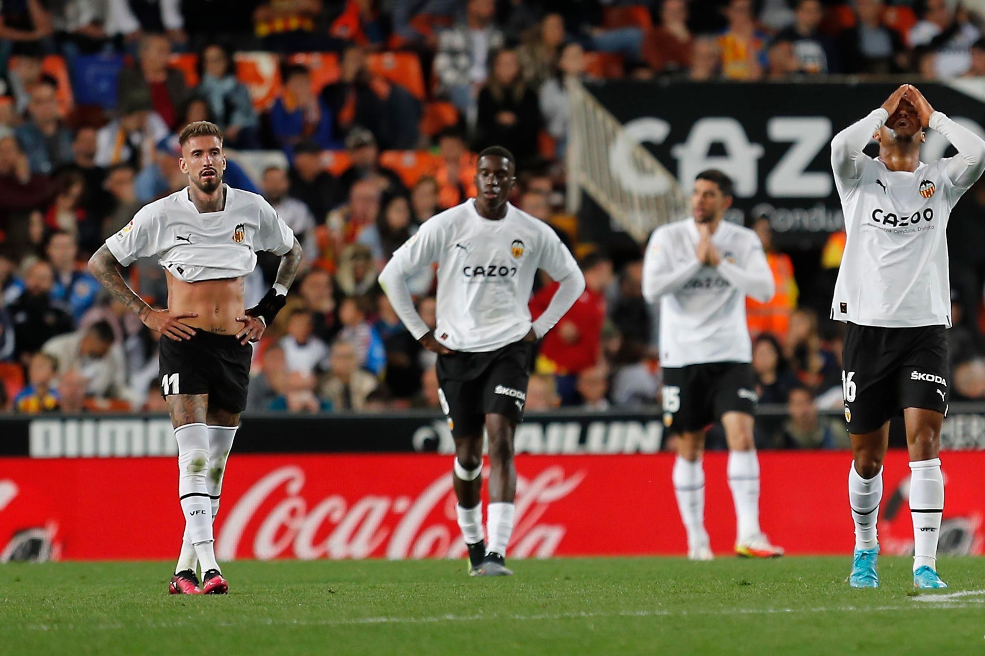 Los jugadores del Valencia, cabizbajos tras el gol de Suso.
