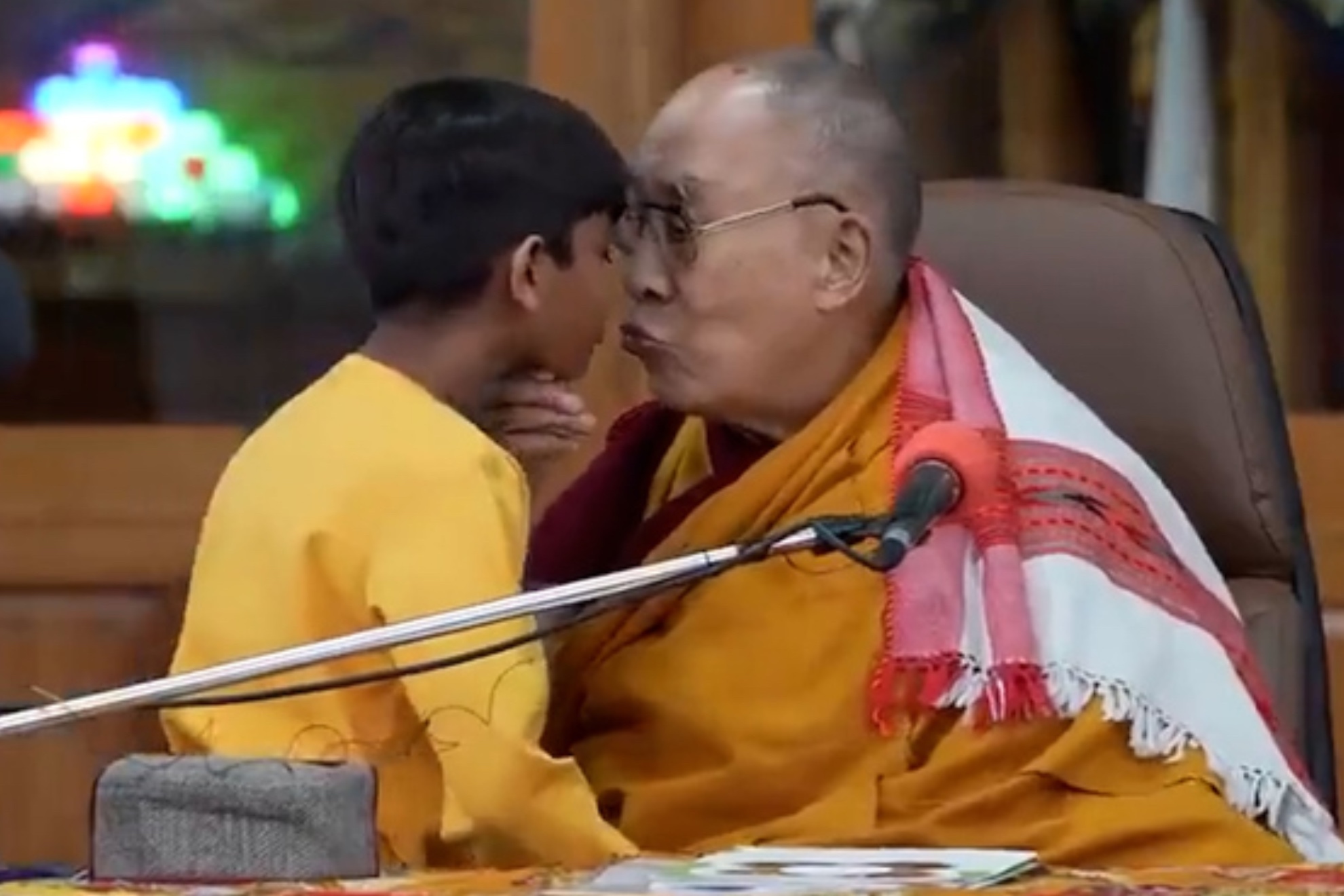 The boy who was kissed on the mouth by the Dalai Lama speaks out for the first time | Marca