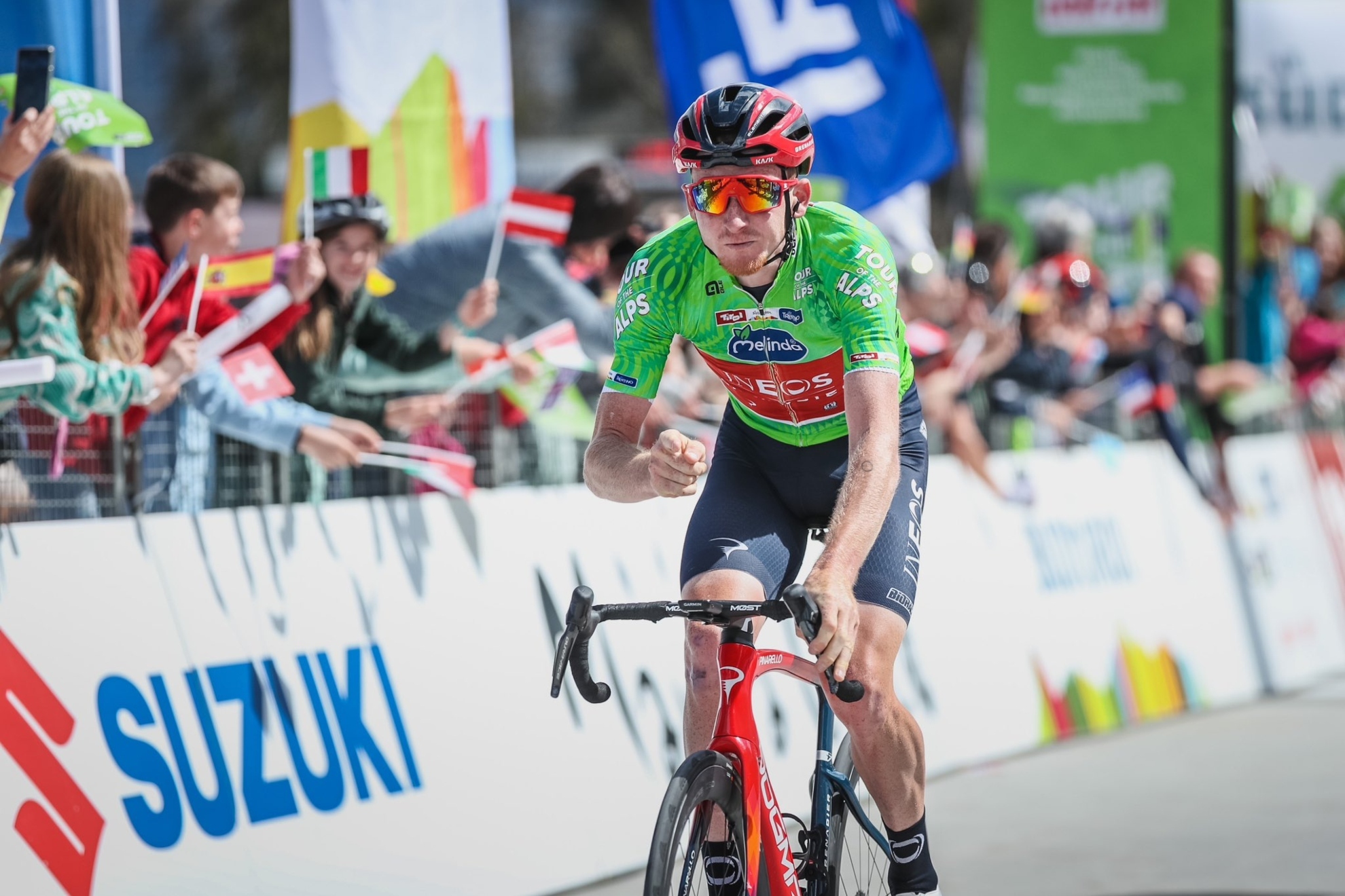 Tao Geoghegan Hart celebra su triunfo en el segunda etapa del Tour de los Alpes.