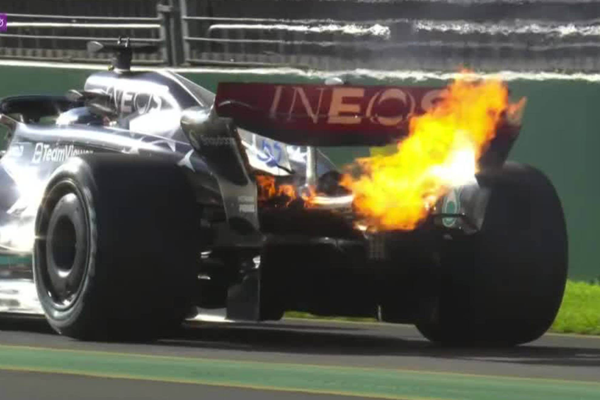 Momento en el que se quemaba el motor de Russell, en el GP de Australia.