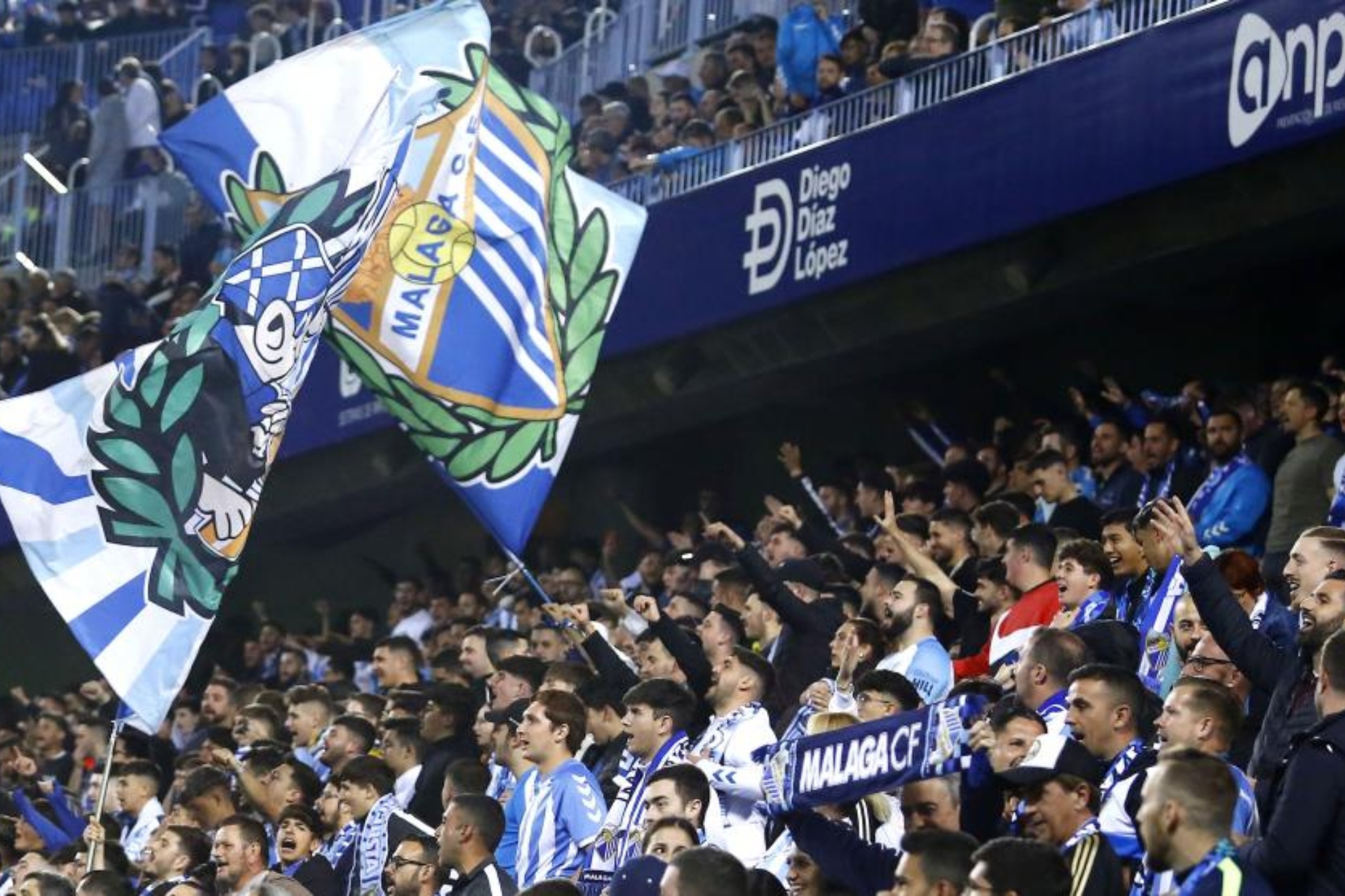 La afición del Málaga apoyando al equipo.