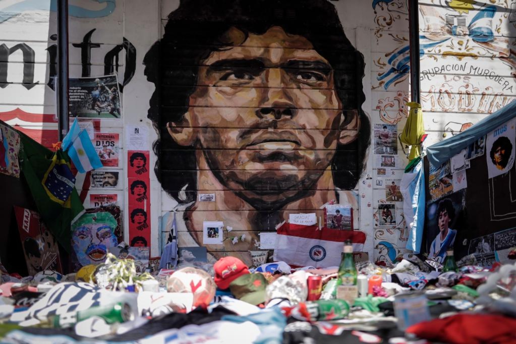 Un mural con la imagen de Maradona junto al estadio de Argentinos Juniors.