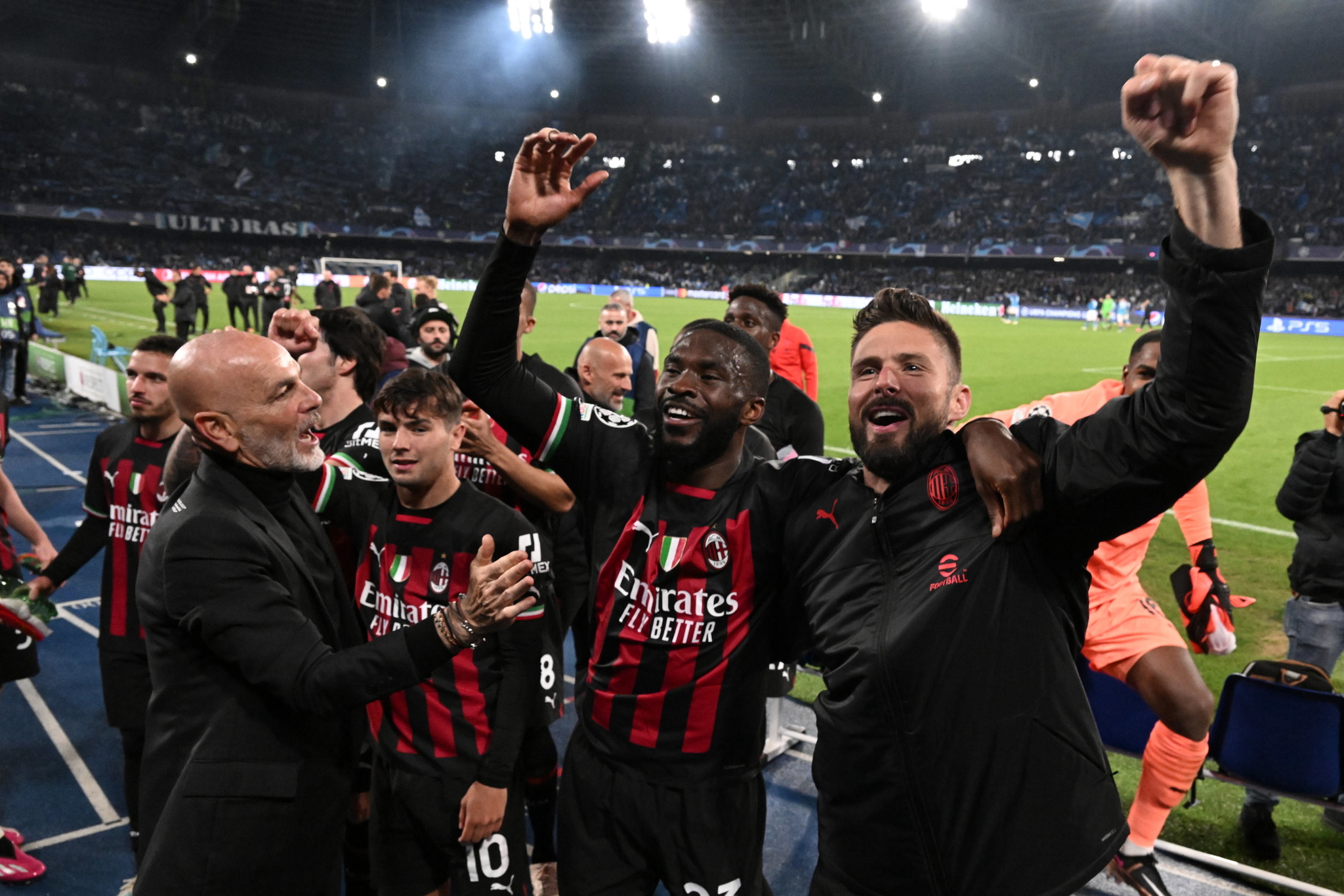 Los jugadores del Milan celebran el pase a semifinales.
