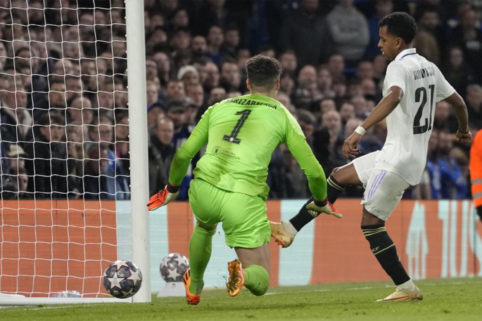 Rodrygo marca a puerta vaca el segundo gol al Chelsea en Stamford Bridge