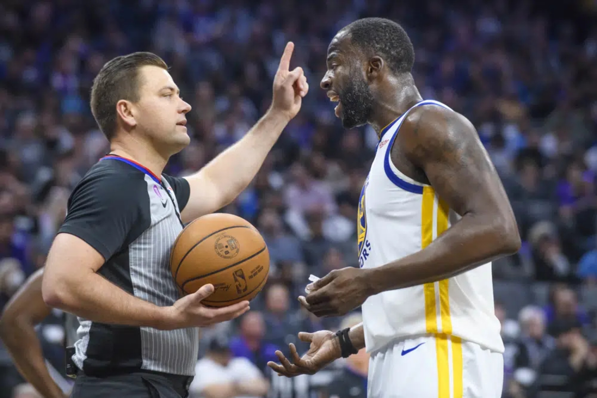 Draymond Green argues with the referee about his foul on Domantas Sabonis.