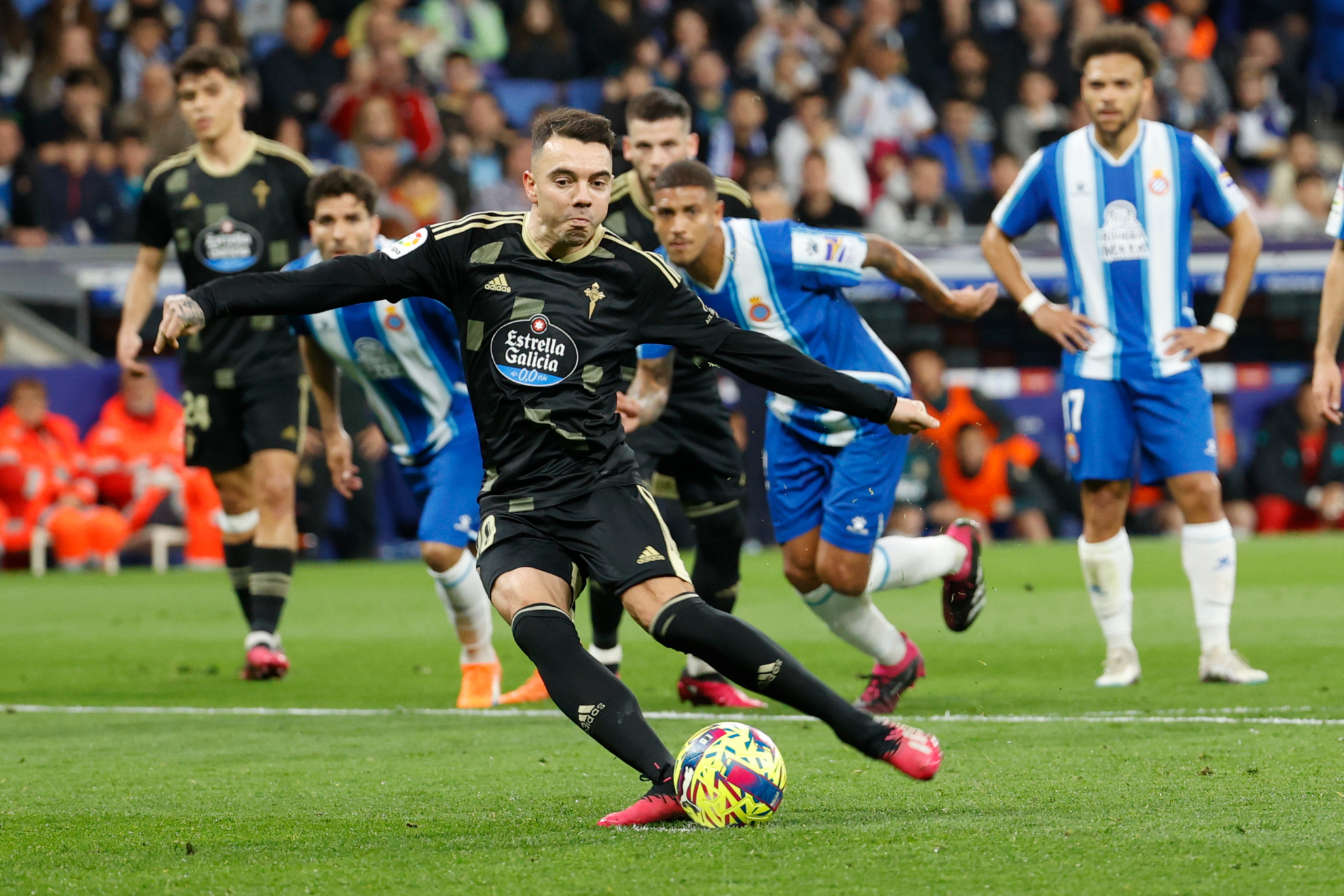 Iago Aspas tira un penalti, que acab� en gol, ante el Espanyol.