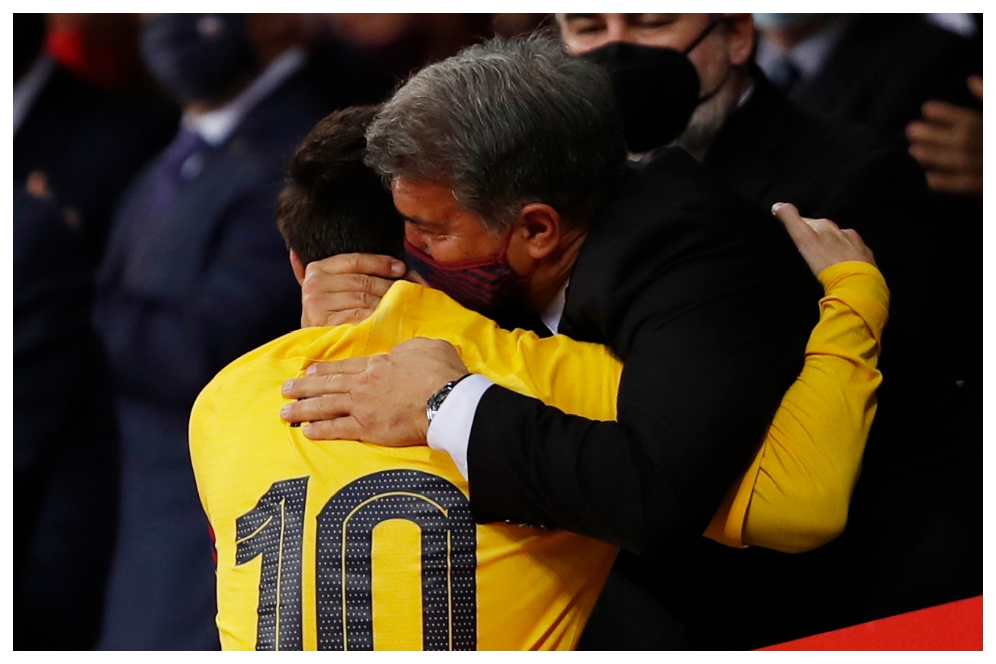 Laporta y Messi se abrazan despus de la ltima Copa del Rey ganada por el Barcelona.