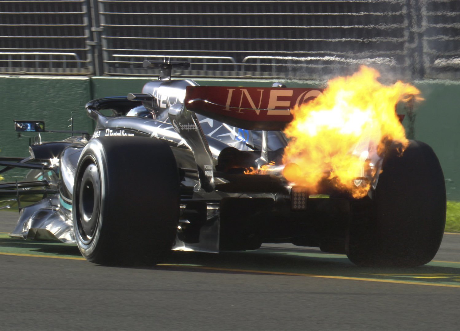 George Russell, en el pasado Gran Premio de Australia, con el motor en llamas de su Mercedes.