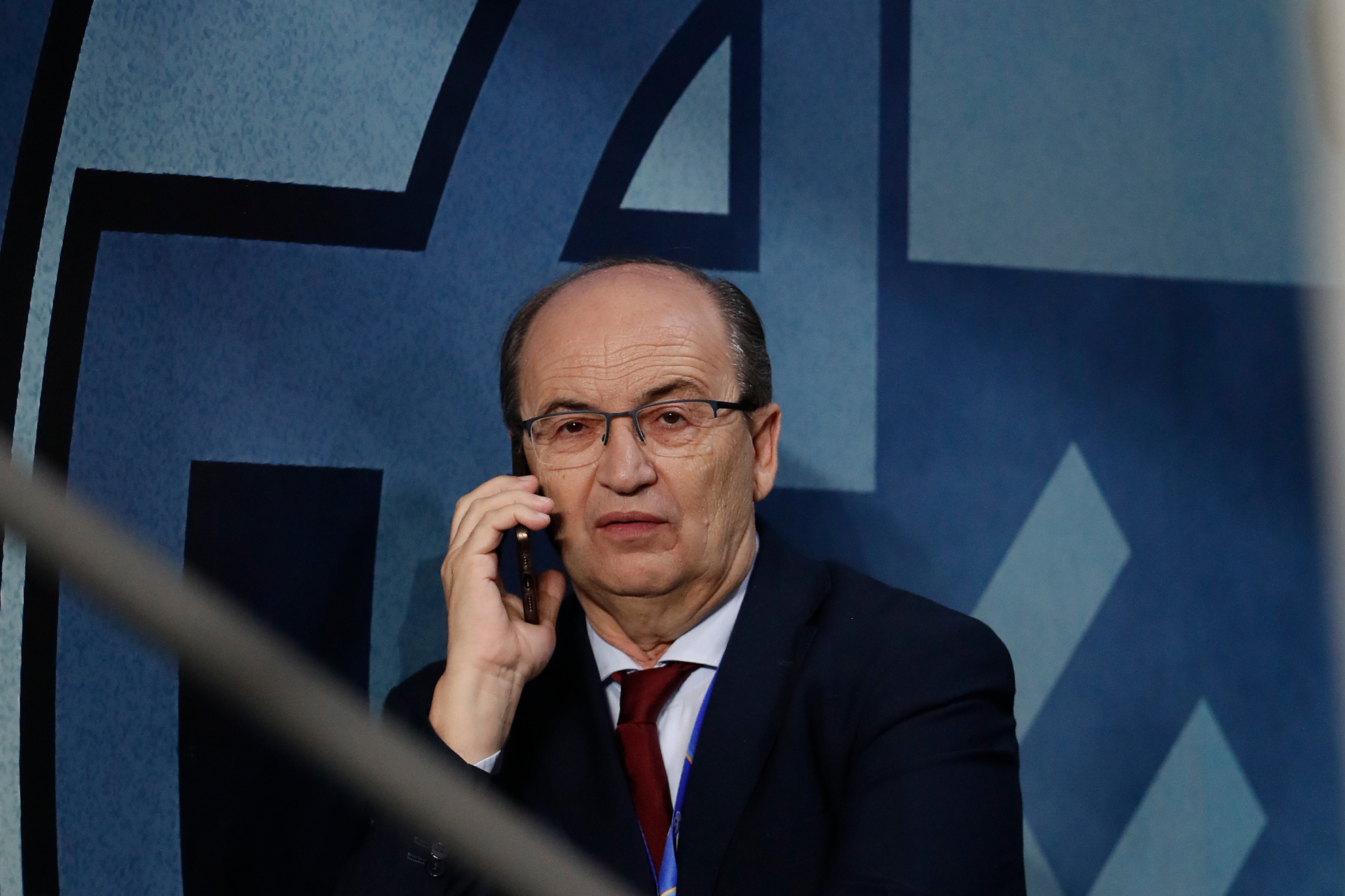 Pepe Castro, presidente del Sevilla, hablando por tel�fono.