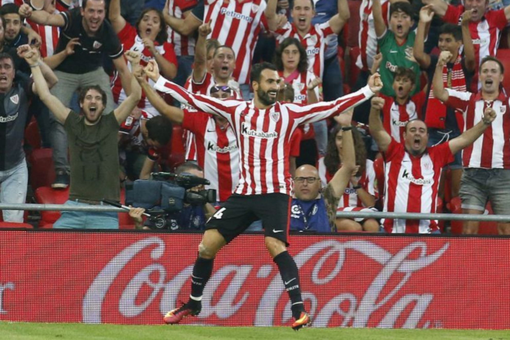 Balenziaga celebra el gol que marcó al Sevilla, su estreno goleador en Primera División.