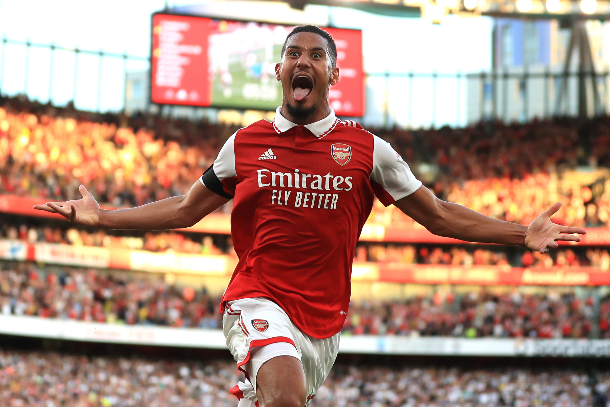Saliba celebra un gol con el Arsenal.