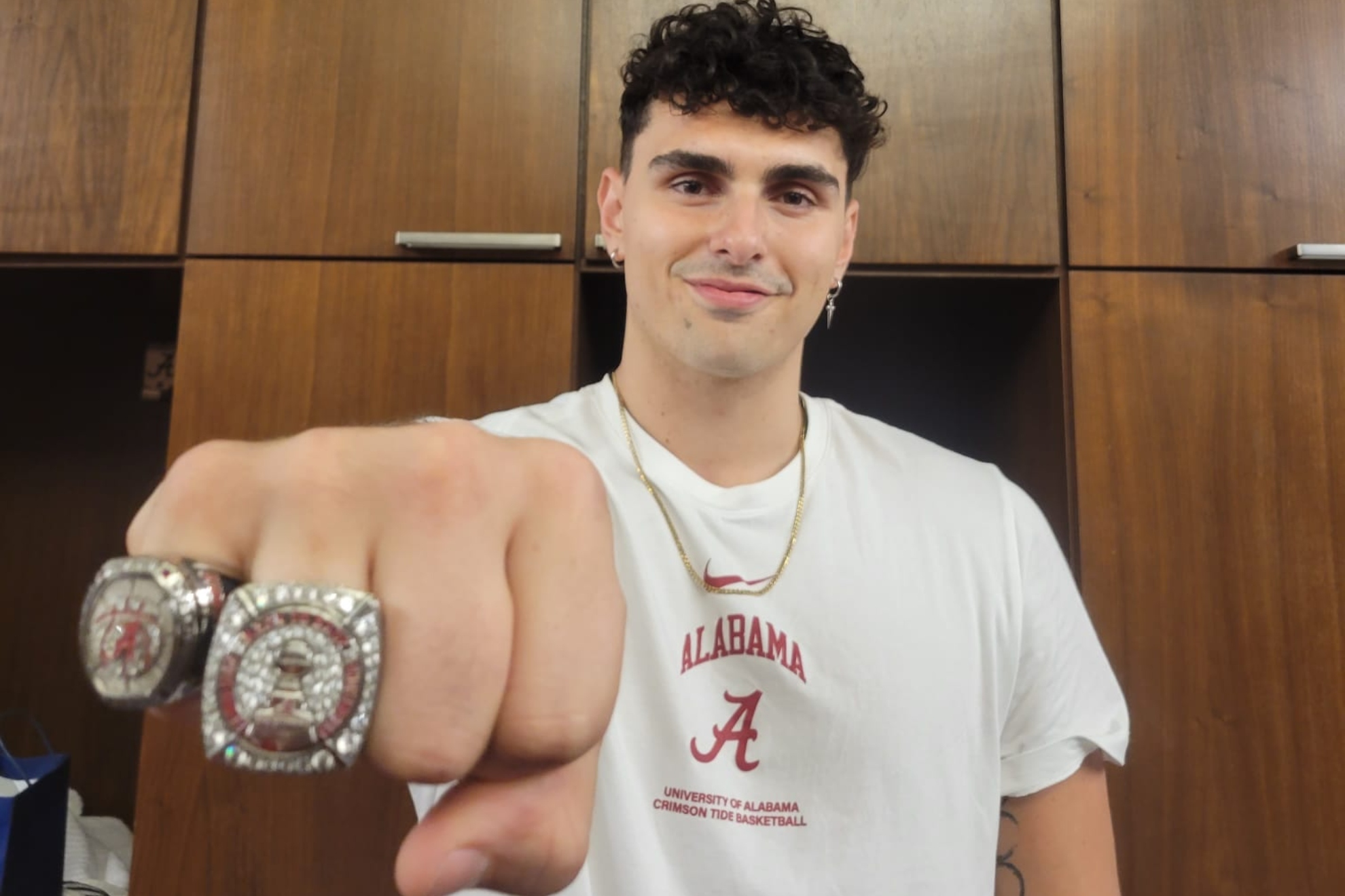 'Pincho' Ortega posa con los dos anillos que ha ganado con la Universidad de Alabama.