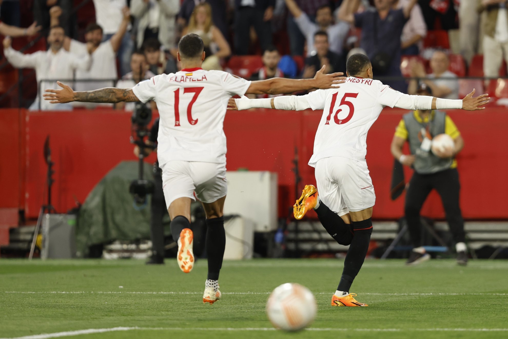 Lamela y En-Nesyri celebran un gol del partido.