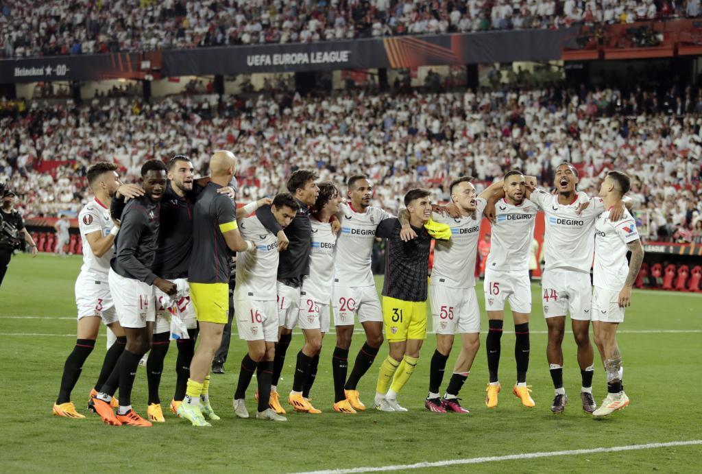 El Sevilla aplasta al United y suea con la sptima