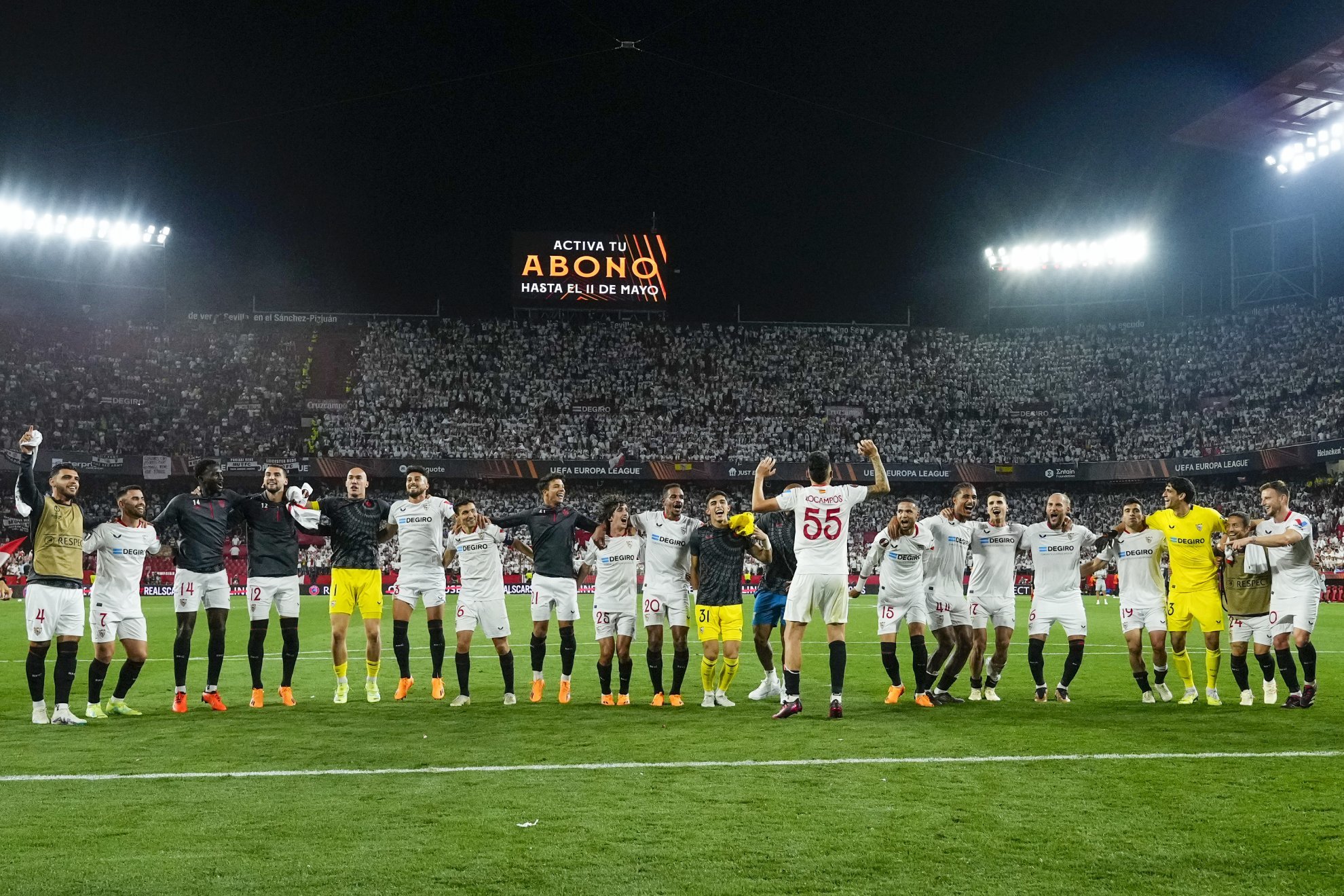 Los jugadores del Sevilla celebran la victoria ante el Manchester United.