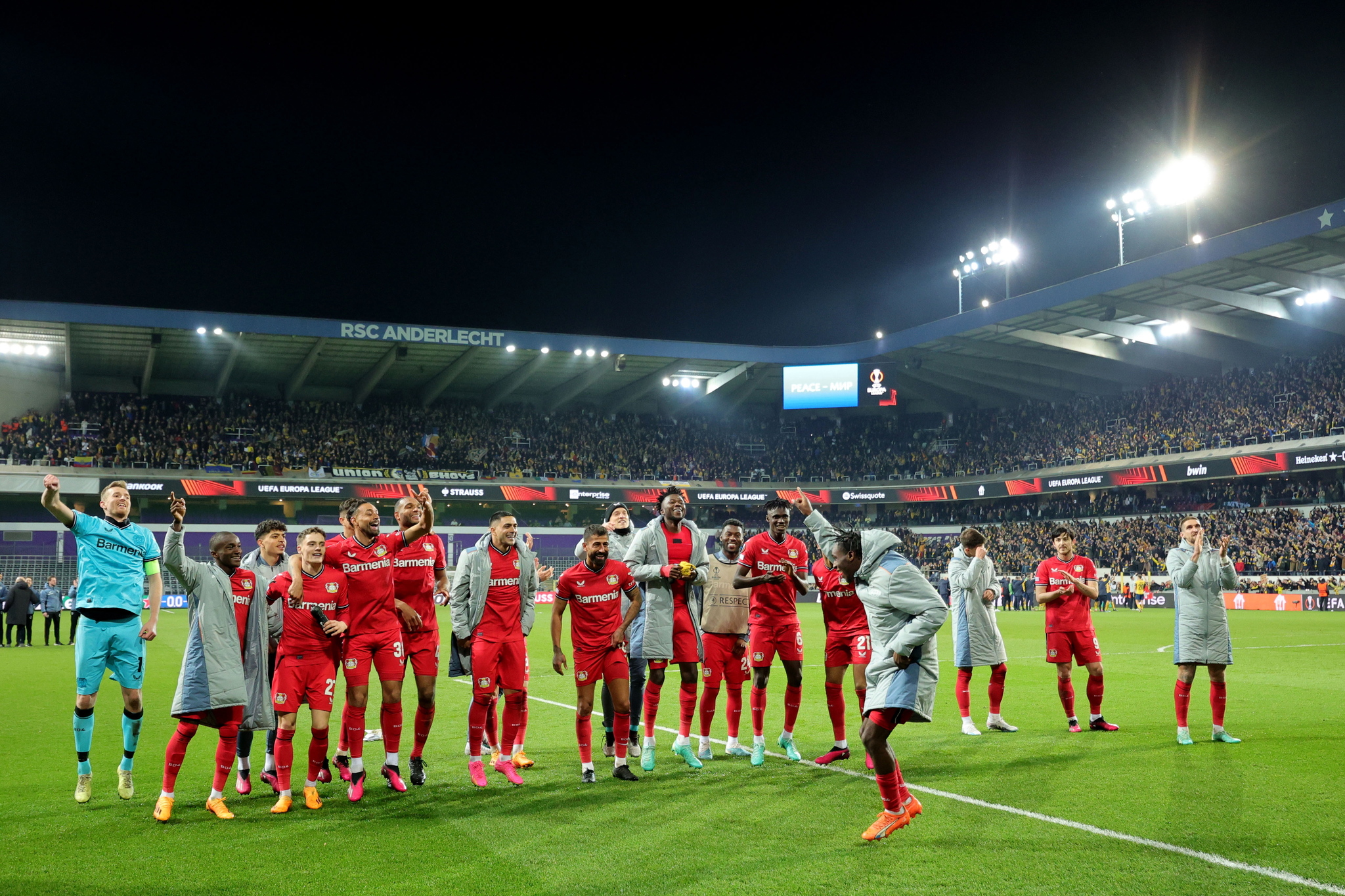 Los jugadores del Leverkusen celebran el pase a semifinales de Europa League.