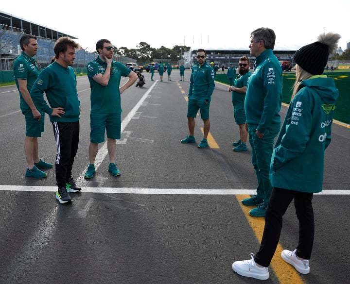 Stevenson, junto a Alonso y el resto del equipo, en el Gran Premio de Australia.
