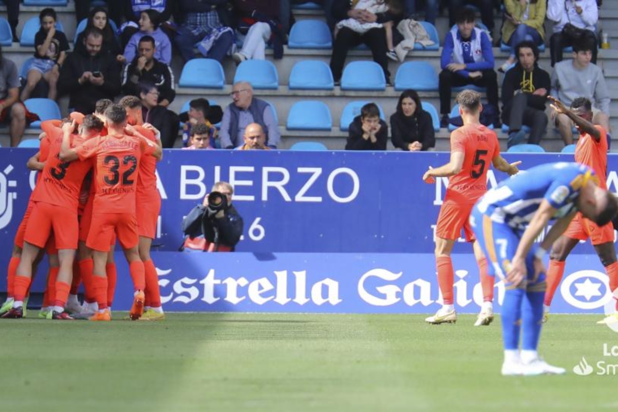 Los jugadores del Andorra celebran uno de sus goles ante la desesperación berciana.